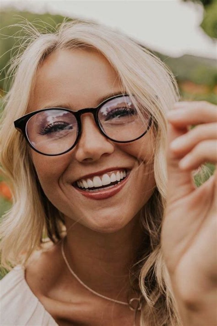 Can blondes wear black eyeglass frames?