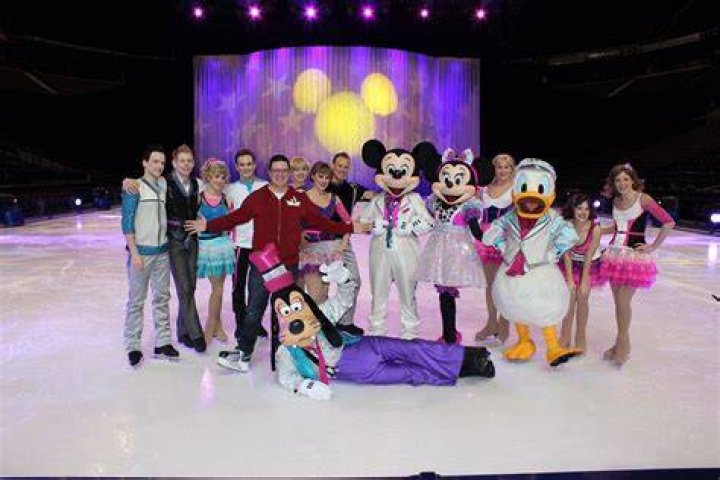 How much do Disney on Ice cast members make?