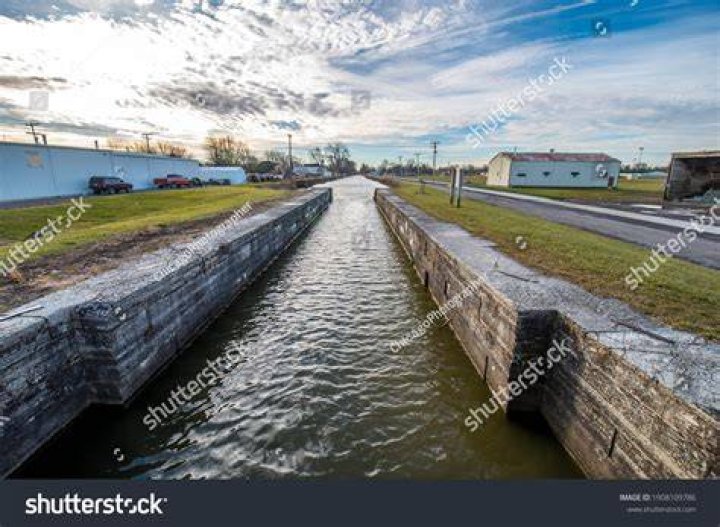 How was the Erie Canal filled with water?