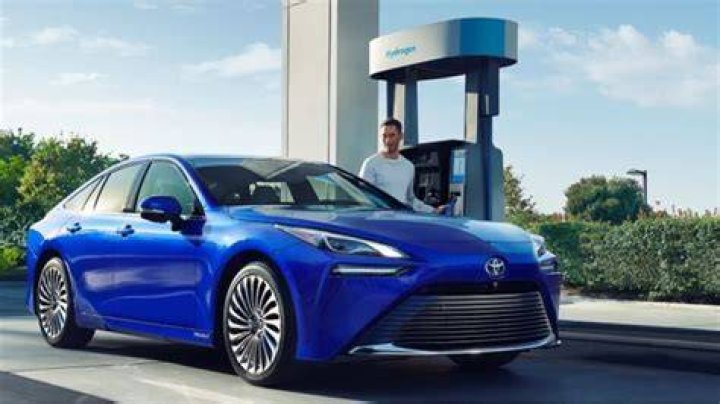 Who makes Toyota fuel cells?